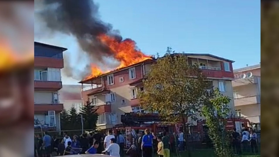 Darıca'da 4 katlı binanın çatısında çıkan yangın söndürüldü