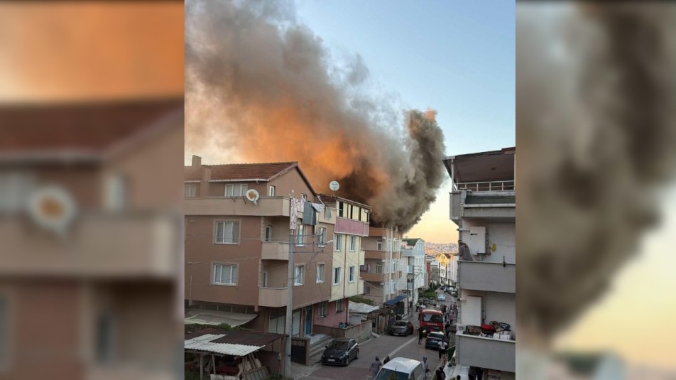 Darıca'da bir binanın çatı katında çıkan yangın büyümeden söndürüldü