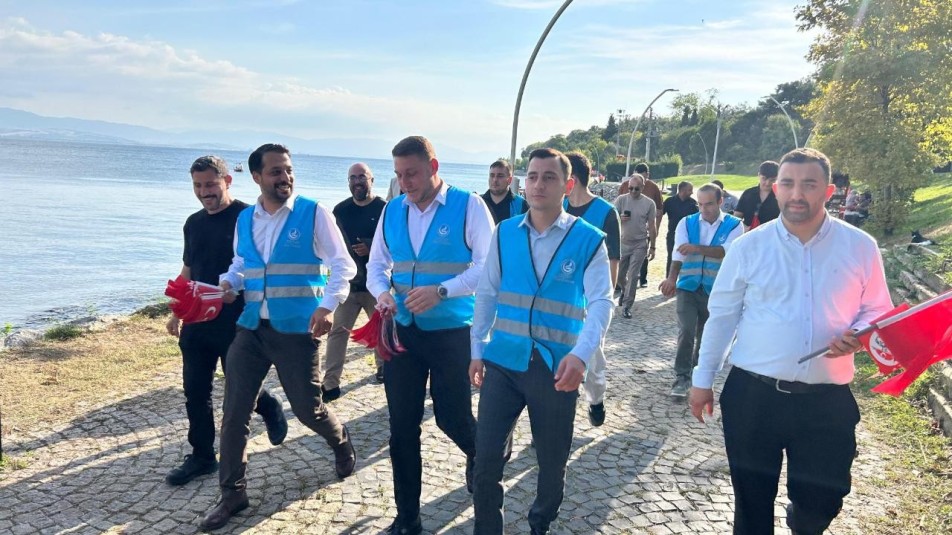 Darıca Ülkü Ocakları, 30 Ağustos'ta vatandaşlara Türk bayrağı ve balon dağıttı