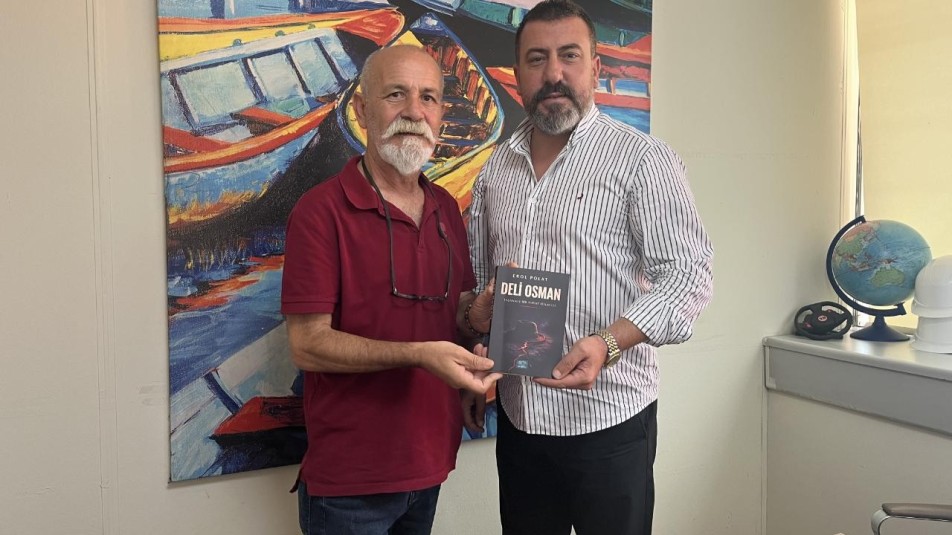 Erol Polat,''Deli Osman'' isimli romanını bu defa Yakup Berk'e takdim etti.