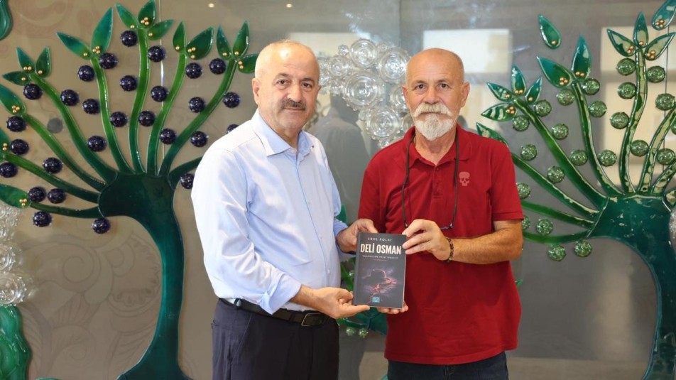 Gazeteci Polat, kitabını başkan Büyükgöz için imzaladı