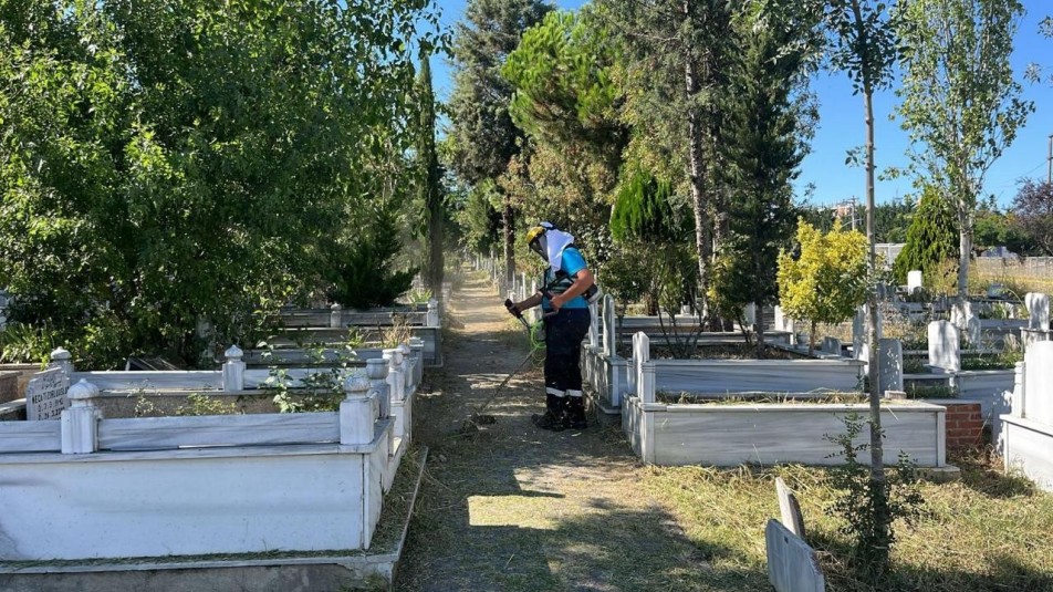 Gebze'de, mezarlıklara titiz bakım