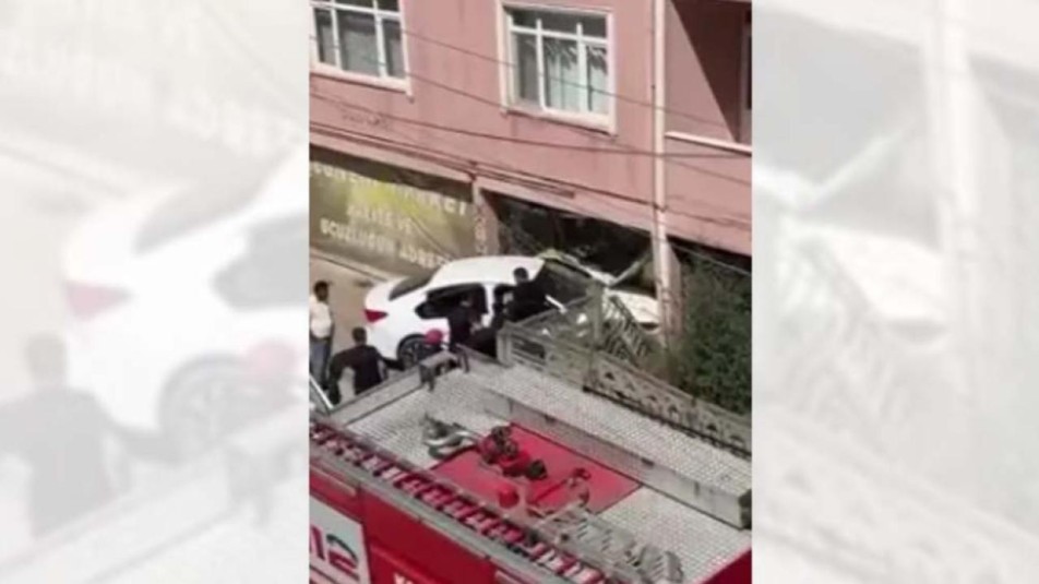 Otomobil iş yerine daldı: 1 yaralı