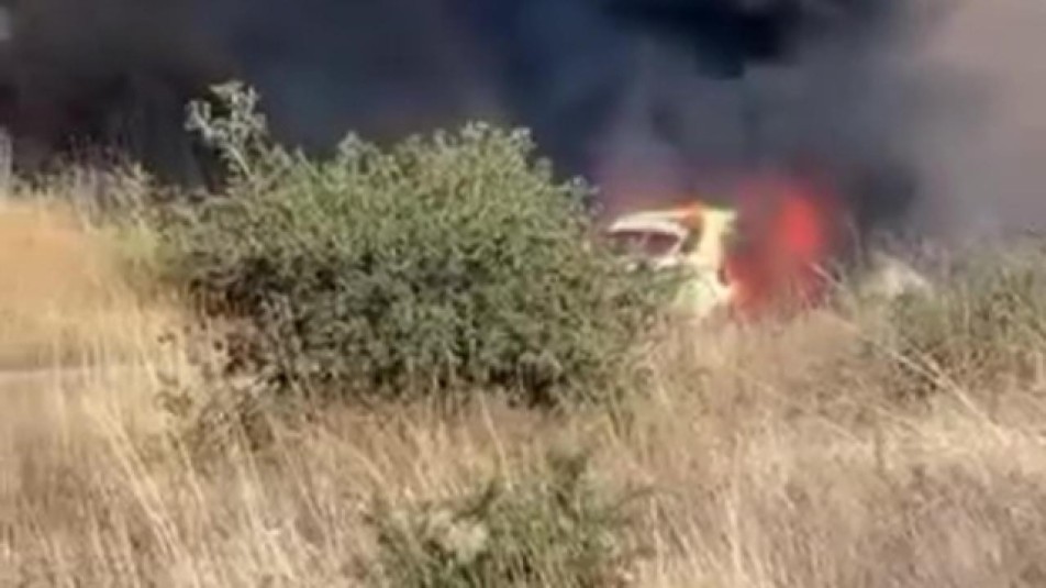 Park halindeki otomobilden çıkan yangın otluk alana sıçradı