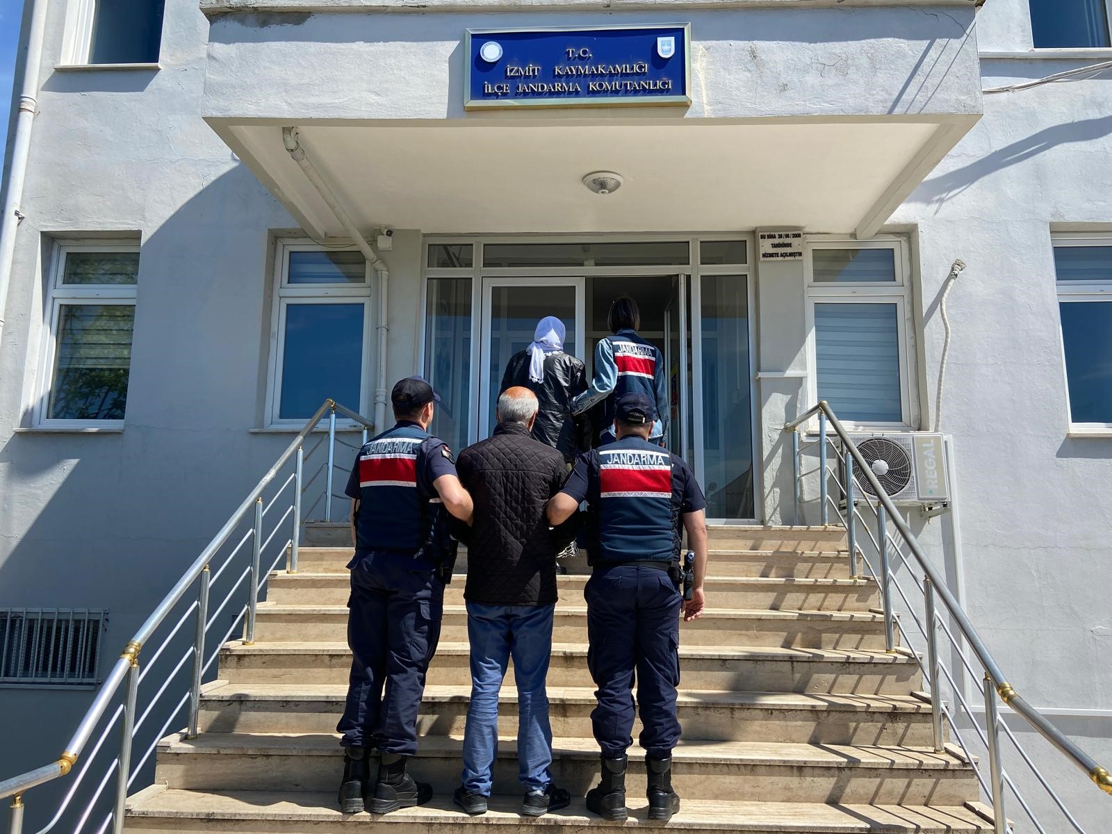 Silahlı terör örgütüne üye 2 şüpheli İstanbul'da yakalandı
