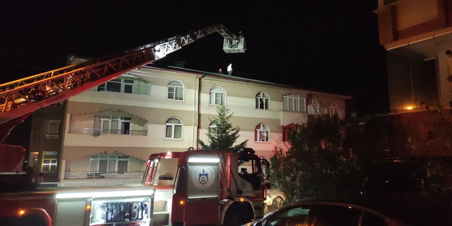 Gebze'de 6 katlı binanın çatısında yangın çıktı