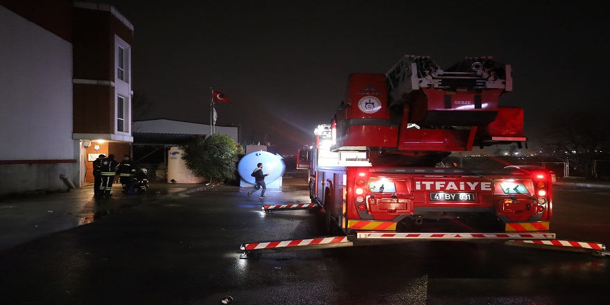 Gebze'de Arıtma tankeri fabrikasındaki yangın itfaiye ekiplerince söndürüldü