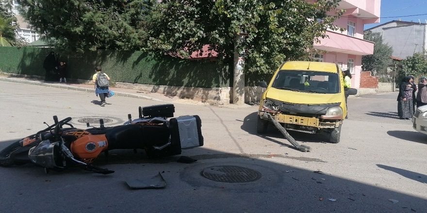 Gebze'de Hafif ticari araç ile çarpışan motosikletin sürücüsü savruldu