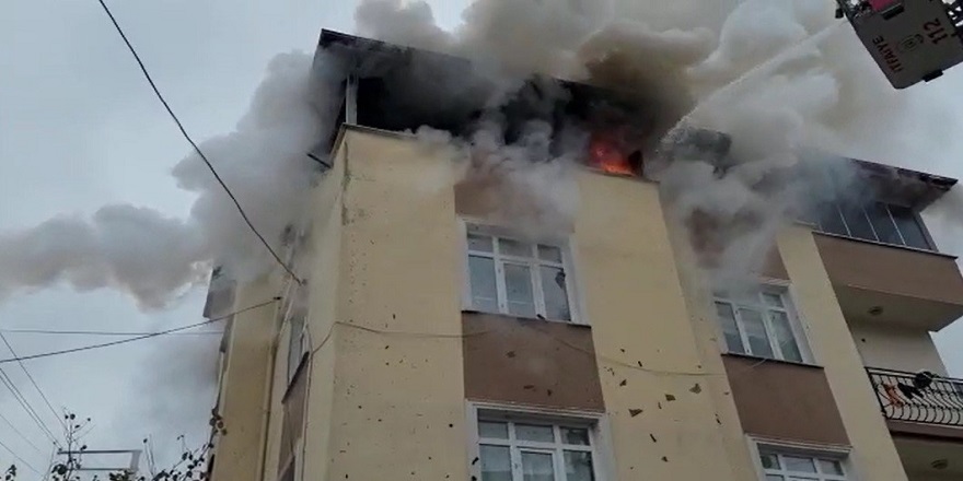 Darıca'da Binanın çatı katı alevlere teslim oldu, 1 kişi dumandan etkilendi