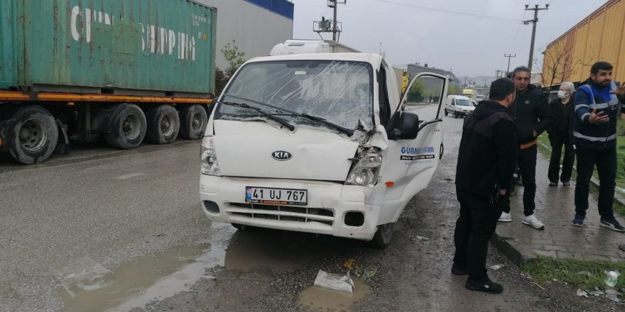 Gebze'de seyir halindeki  kamyonet park halindeki  tıra çarptı.