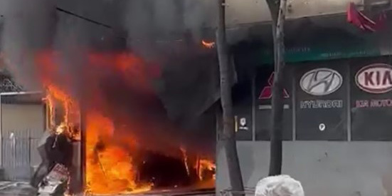 Gebze'de Oto tamir dükkanı alevlere teslim oldu, yangın binaya da sıçradı