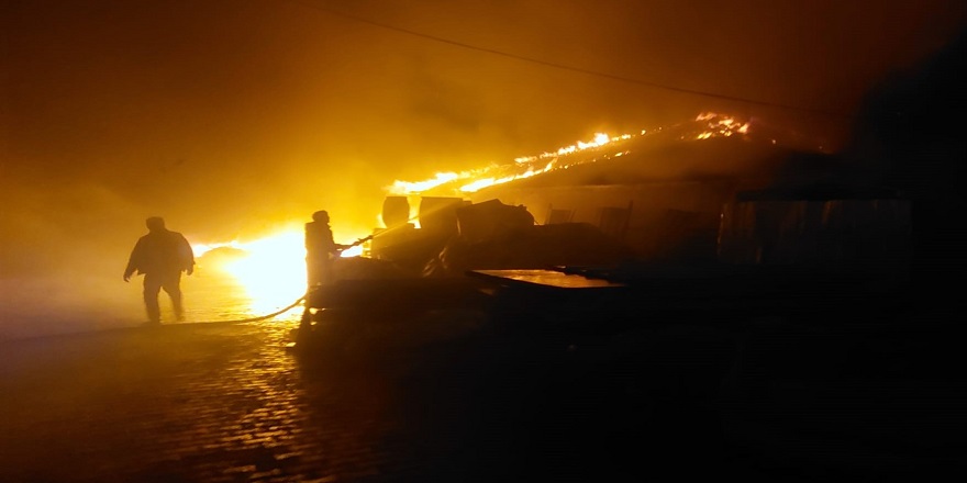 Gebze'de geri dönüşüm deposunda çıkan yangın paniği