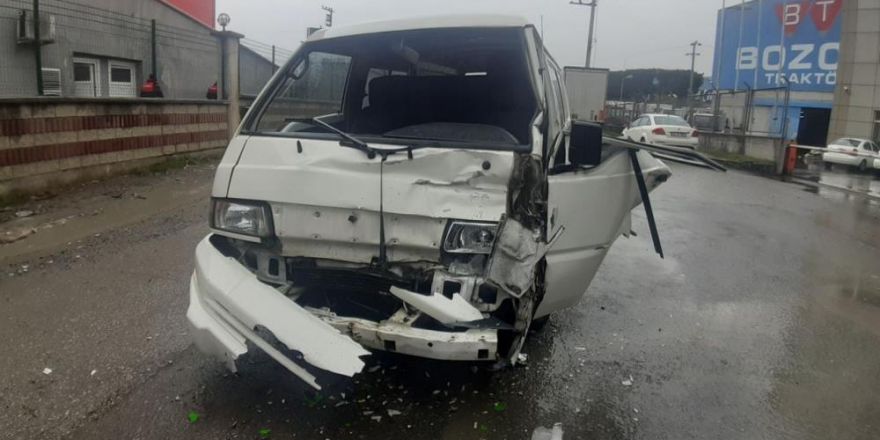 Çayırova'da iki  araç  kafa kafaya çarpıştı 1 yaralı