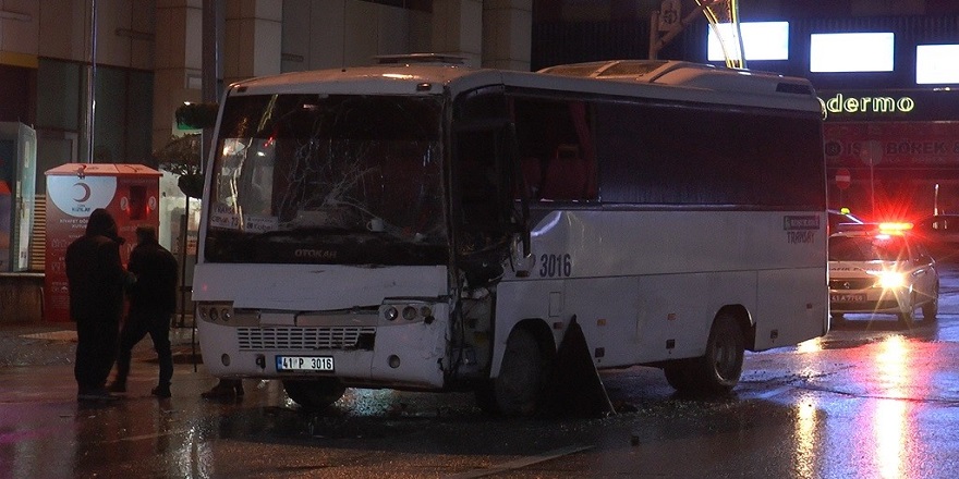 Darıca'da Hatalı dönüş yapan market kamyonu, servis aracıyla çarpıştı: 1 yaralı