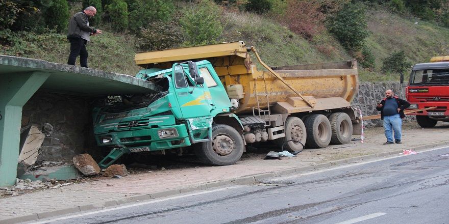 Kocaeli'de 70 metre sürüklenen kamyon beton merdivene çarptı: 1 ölü