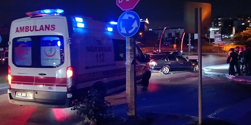 Gebze'de Kavşakta yaşanan kaza trafiği kilitledi