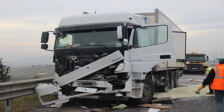Kuzey Marmara Otoyolu'nda kamyon tıra arkadan çarptı: 3 yaralı