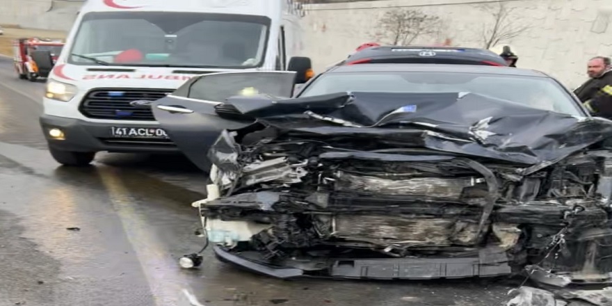 İzmit'te aynı belediyeden 3 müdür kazada yaralandı