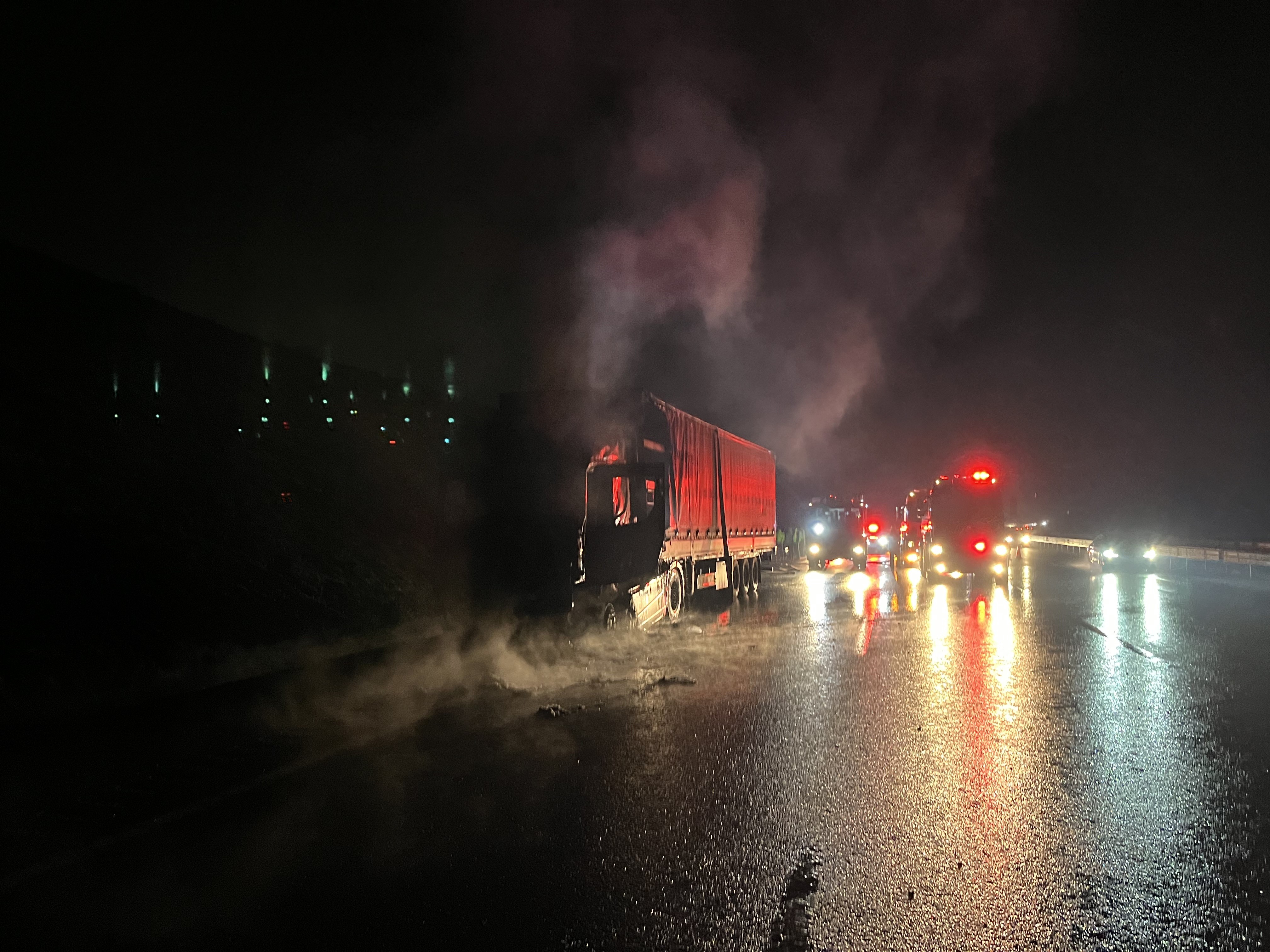Kuzey Marmara Otoyolu'nda asit yüklü tır alev alev yandı