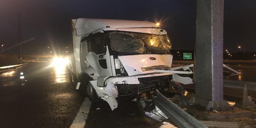 Kuzey Marmara’da kaza: Yol ayrımı tabelasına çarpan tırın sürücüsü yaralandı