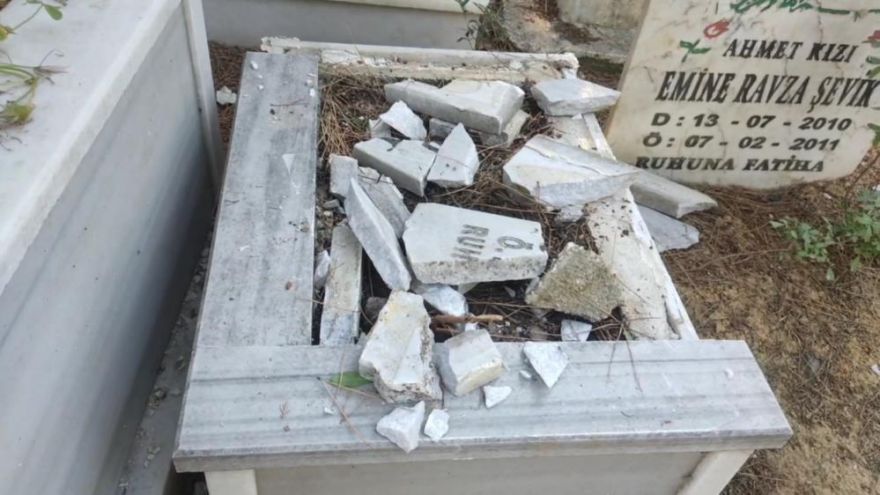 Darıca'da bebek mezarlarının taşlarını kırdılar