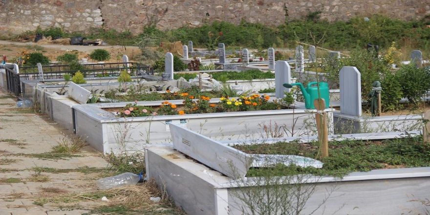 Gölcük'de Mezar taşlarına zarar veren şüpheli yakalandı