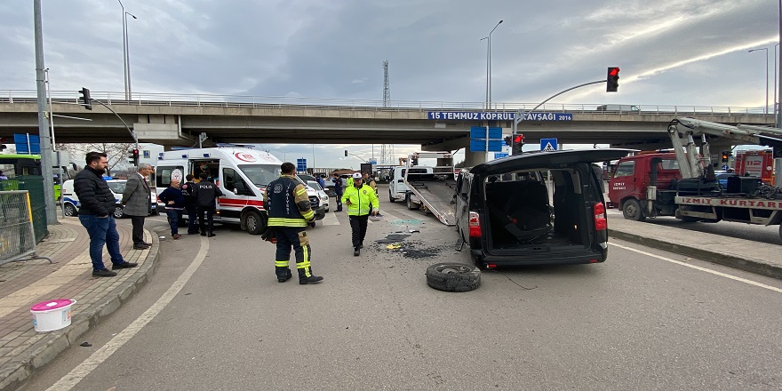 İzmit 'te Minibüs ile otomobil çarpıştı: 3 yaralı