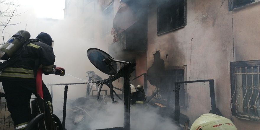 Gebze'de Odunlukta çıkan yangın apartmanın 1. katına sıçradı