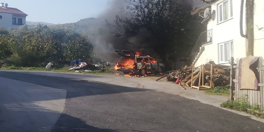 Gölcük'de Park halindeki otomobil alev alev yandı