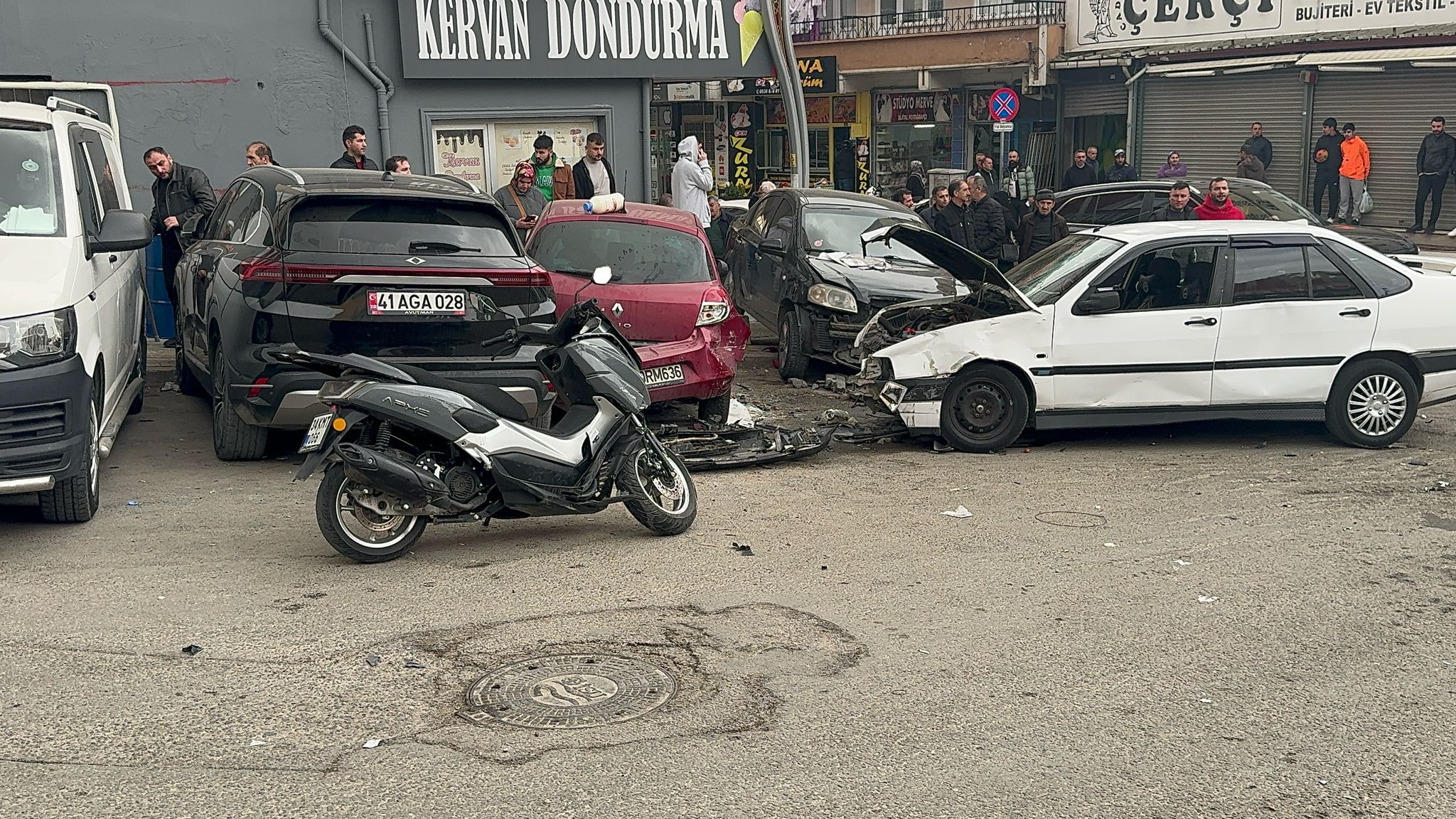 Gebze’de Polis Kovalamacası Kazayla Sonuçlandı: 3 Yaralı