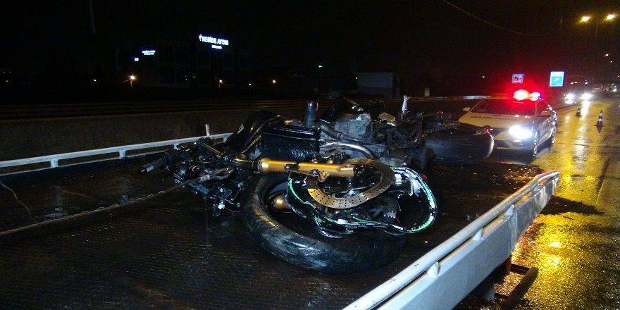 Kartepe'de Kayganlaşan yolda direksiyon hakimiyetini kaybeden motosikletli bariyerlere çarptı: 2 yaralı