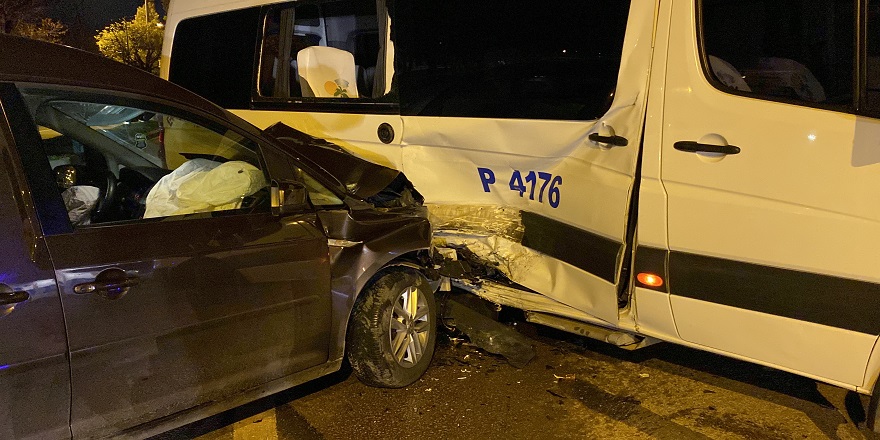 İzmit'te Servis minibüsü ile çarpışan araç hurdaya döndü: 1 yaralı
