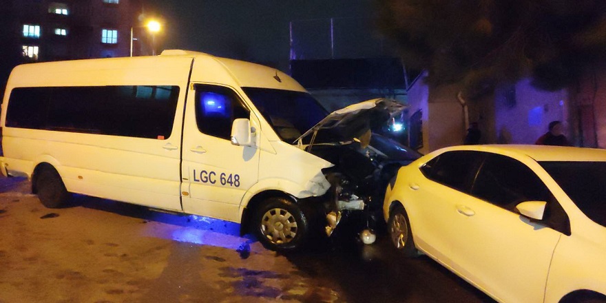 Gebze'de servis aracıyla çarpışan otomobil evin bahçesine uçtu: 2 yaralı