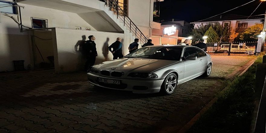 Kocaeli'de cenaze evine taziyeye giden 2 arkadaşa otomobil çarptı: 1 ölü, 1 yaralı