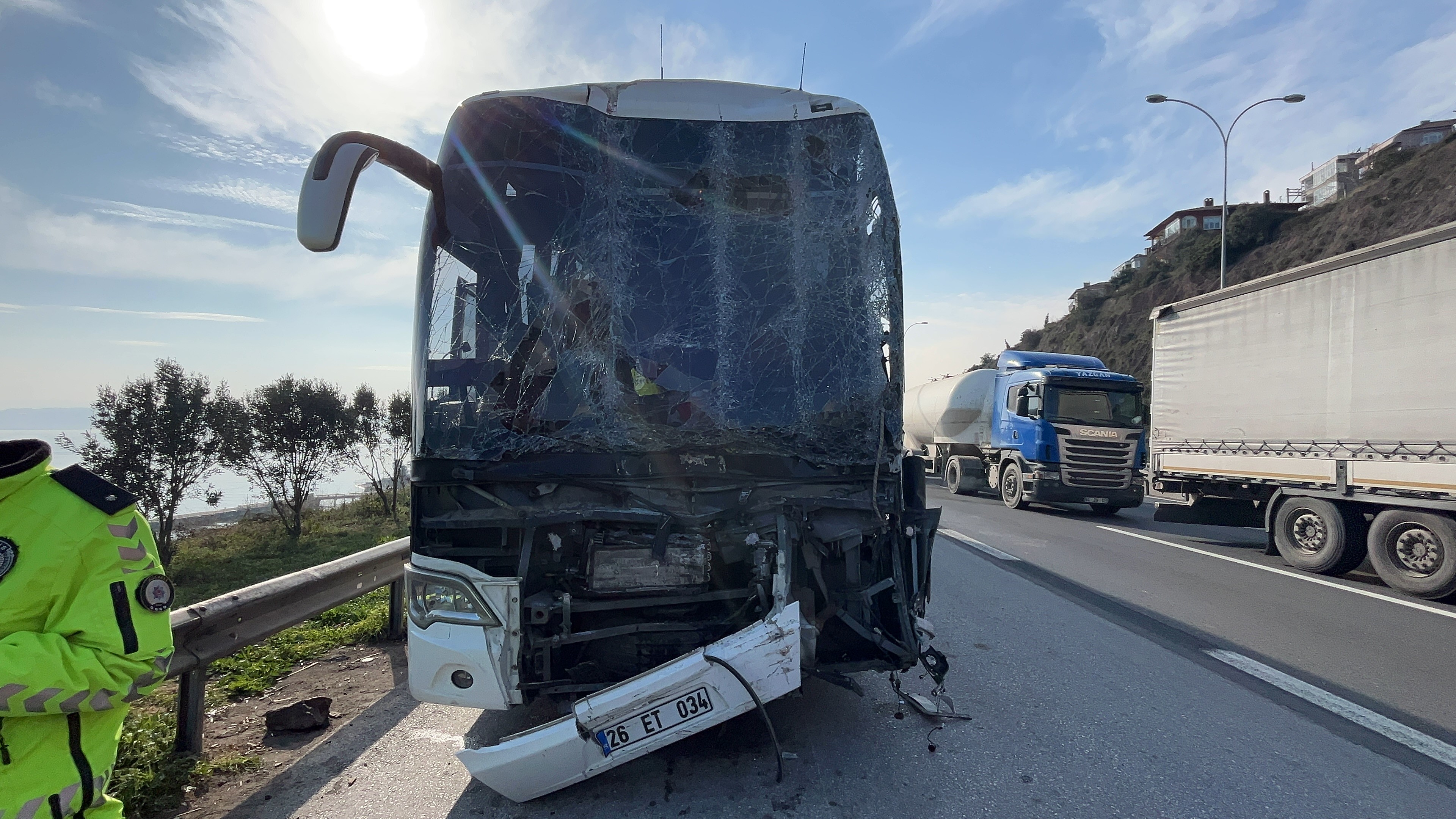 TEM’de yolcu otobüsü, tır ve hafif ticari araç çarpıştı : 1’i ağır 9 yaralı