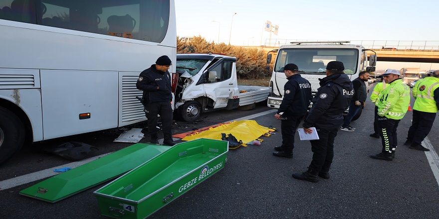 Turistleri taşıyan tur otobüsünün şoförü, TEM’de iki araç arasında kalarak can verdi