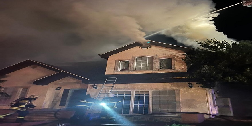Gebze'de Villanın çatısı alev alev yandı
