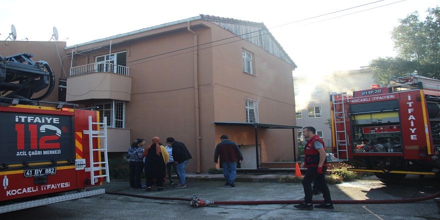 Kartepe'de 112 Acil Sağlık Hizmetleri istasyonunun alt katındaki lojmanda yangın çıktı
