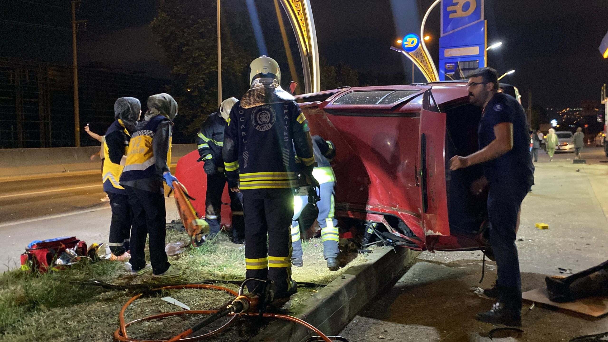 otomobil takla attı: 1’i ağır 2 yaralı