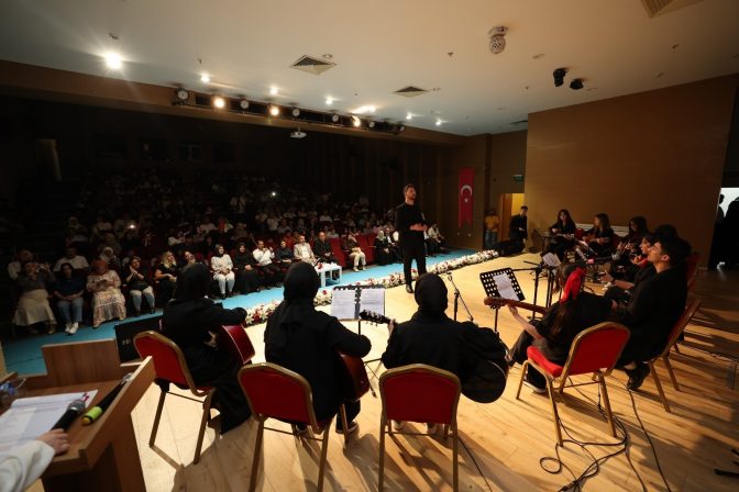 Kursiyerlerden renkli gösteri