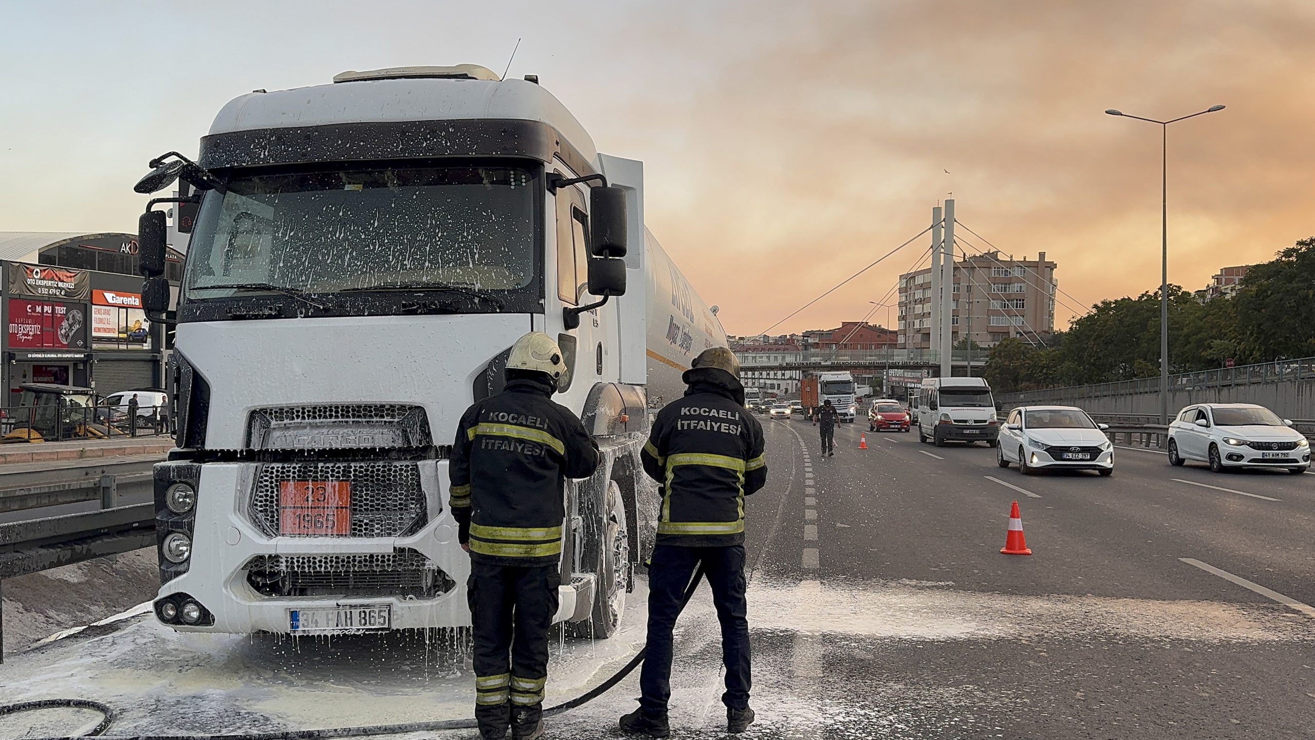 Gebze D100’de Gaz Yüklü Tankerde Yangın Paniği