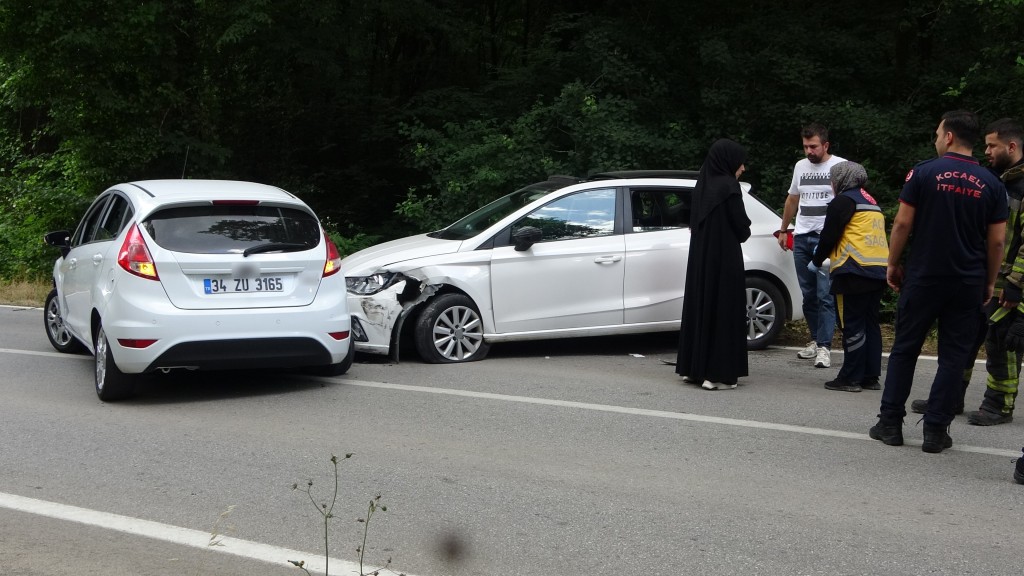 Kartepe’de Feci Kaza: İki Otomobil Kafa Kafaya Çarpıştı, 1’i Çocuk 6 Yaralı