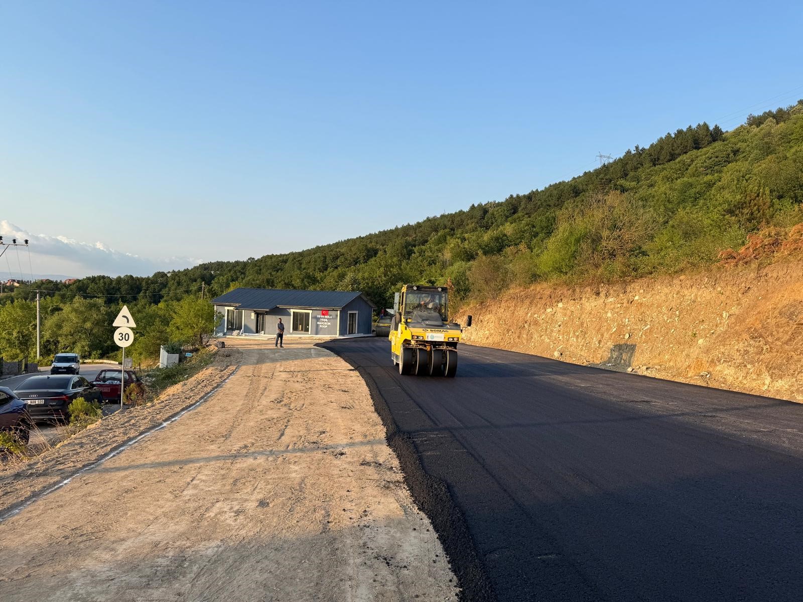 Başiskele’de Yollar Sıcak Asfaltla Yenileniyor