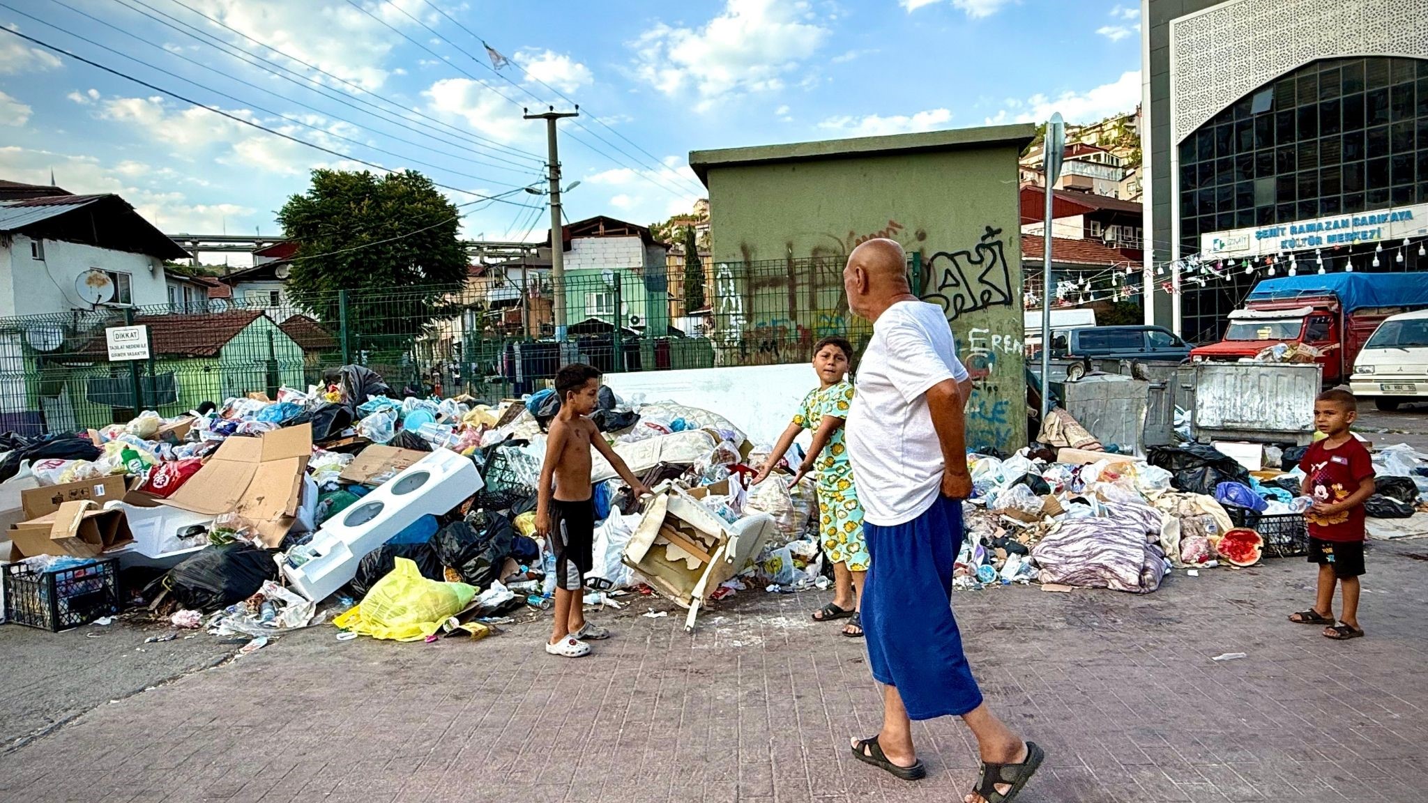 İzmit’te Çöp Sorunu Mahalleliyi Canından Bezdiriyor
