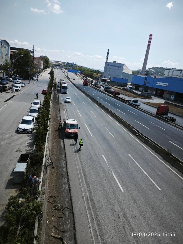 D-100 Karayolu’nda Tırdan Dökülen Demirler Trafiği Felç Etti