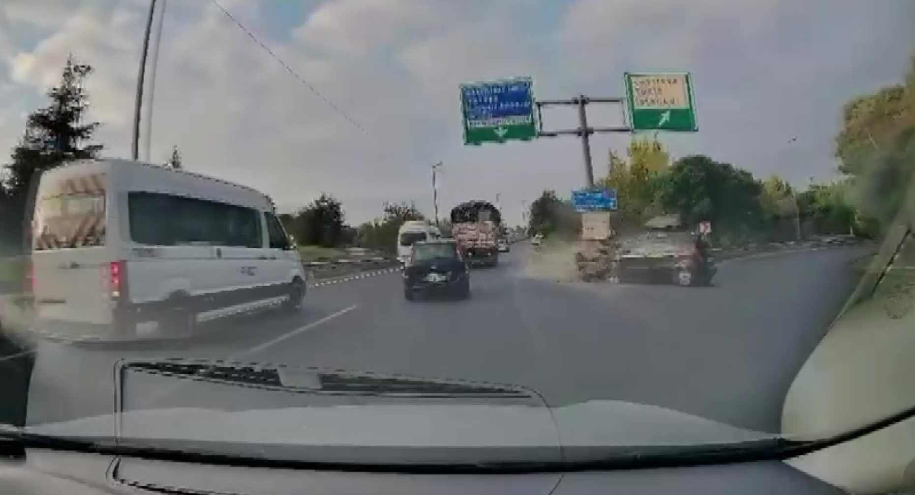 Gebze’de otomobil bariyerlere girdi: Kaza anı kamerada