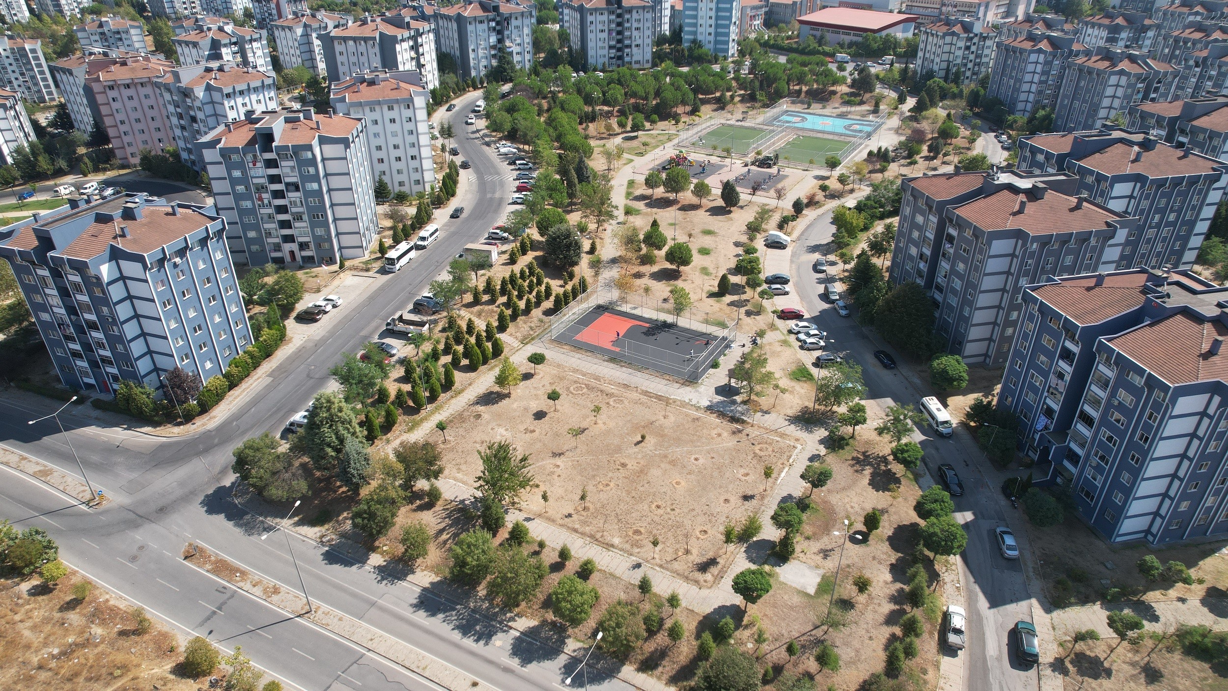 Çayırova’da Spor Sahaları Modern Yüzüne Kavuşuyor