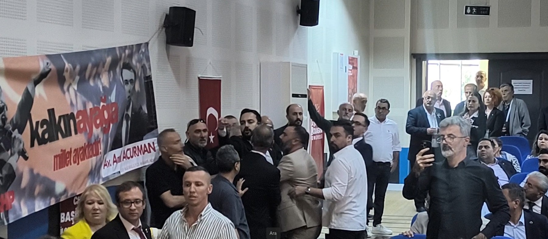 CHP Başiskele Kongresinde Gergin Anlar: Kavga Çıktı