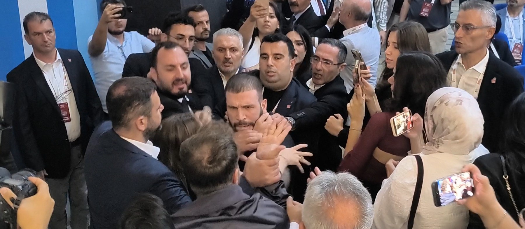 CHP Başiskele Kongresinde Gergin Anlar: Kavga Çıktı