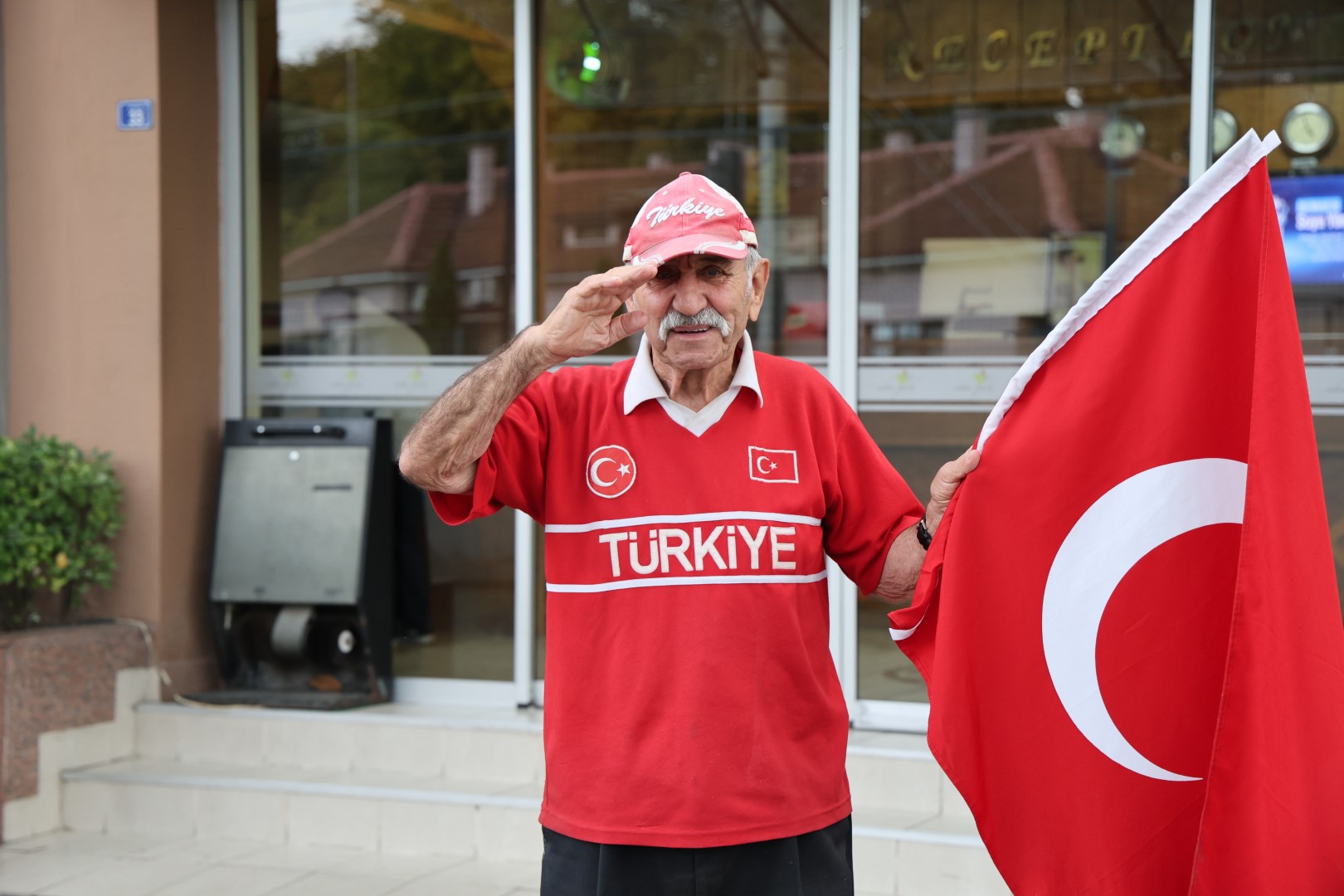 Milli Takım sevdalısı Birol Amca’ya Kocaeli’de unutulmaz misafirperverlik